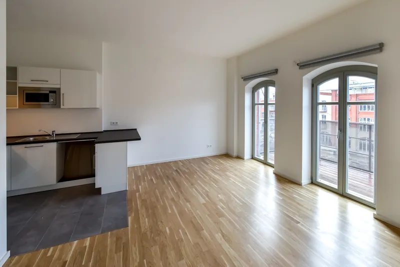 Große Fenster, offene Küche & Balkon – 2-Zimmer-Wohnung im Spreekarree — photo 1